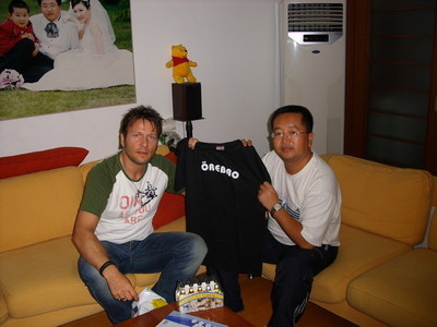 Min tolk och numera nära vän Thomas Liu Ren Tie  i hans hem i Dalian, Kina sommaren 2006.