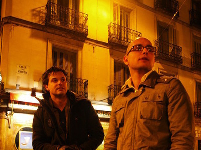 Tommy Åström och Joakim Kahnlund poserar i väntan på en öppen restaurang en söndag i Madrid.