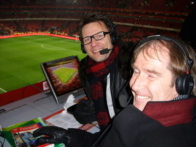 Canal Plus duon Anders och Pelle på Emirates Stadium kommentatorsplats.