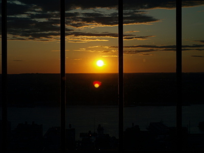 Solnedgång över Hudson River från Marriott Hotels roterande bar på våning 48.
