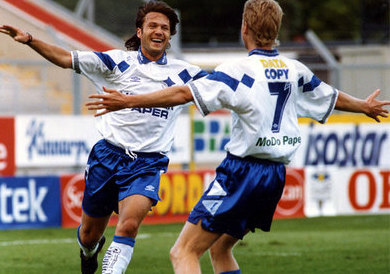 Jag har precis gjort mål mot Degerfors IF i IFK Norrköpings tröja 1993. Patrik Andersson tar emot mig med öppen famn.