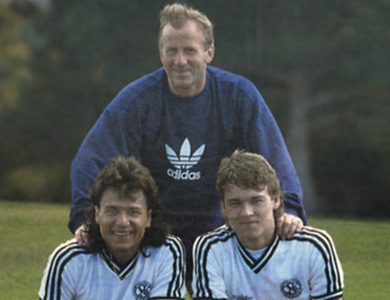 Rolf Zetterlund vakar över sina nyförvärv från BK Forward, Pelle Blohm och Magnus Erlingmark, inför ÖSK:S allsvenska comeback 1989.